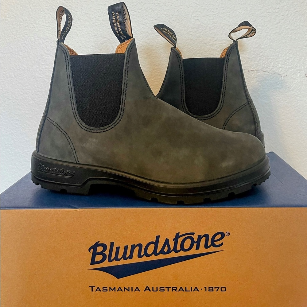 W8 Blundstone Boot. New & Never Worn. Genuine Leather. Rustic Black